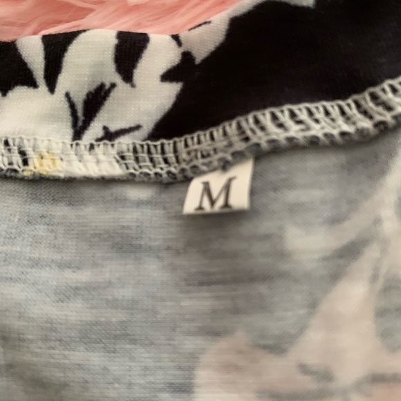 Cute short sleeve top never worn ! 🙃 - Picture 4 of 4